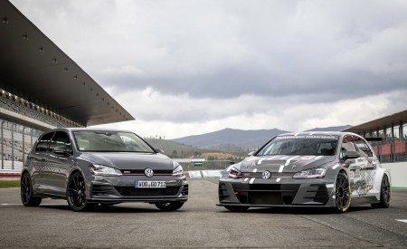 2019 Volkswagen Golf GTI TCR Front Three-Quarter Wallpapers 450x275 (11)
