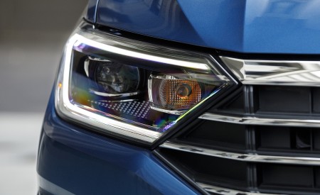 2019 Volkswagen Jetta SEL Headlight Wallpapers 450x275 (41)