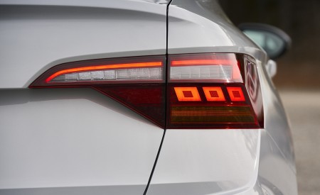 2019 Volkswagen Jetta SEL Premium Tail Light Wallpapers 450x275 (79)