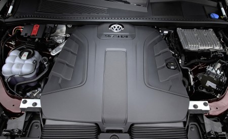 2019 Volkswagen Touareg Atmosphere Engine Wallpapers 450x275 (62)