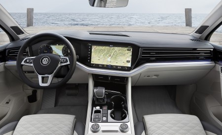 2019 Volkswagen Touareg Elegance Interior Cockpit Wallpapers 450x275 (53)