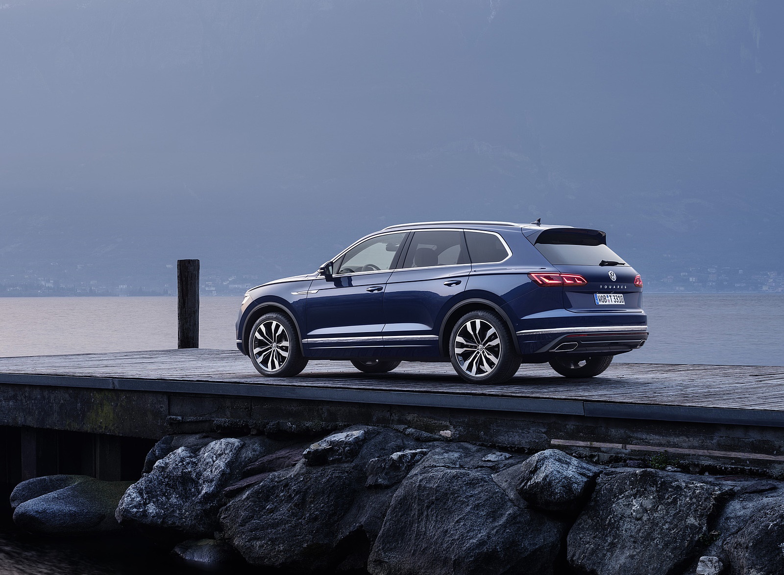 2019 Volkswagen Touareg Elegance Rear Three-Quarter Wallpapers #48 of 96