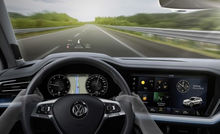 2019 Volkswagen Touareg Interior Head-Up Display Wallpapers 450x275 (27)