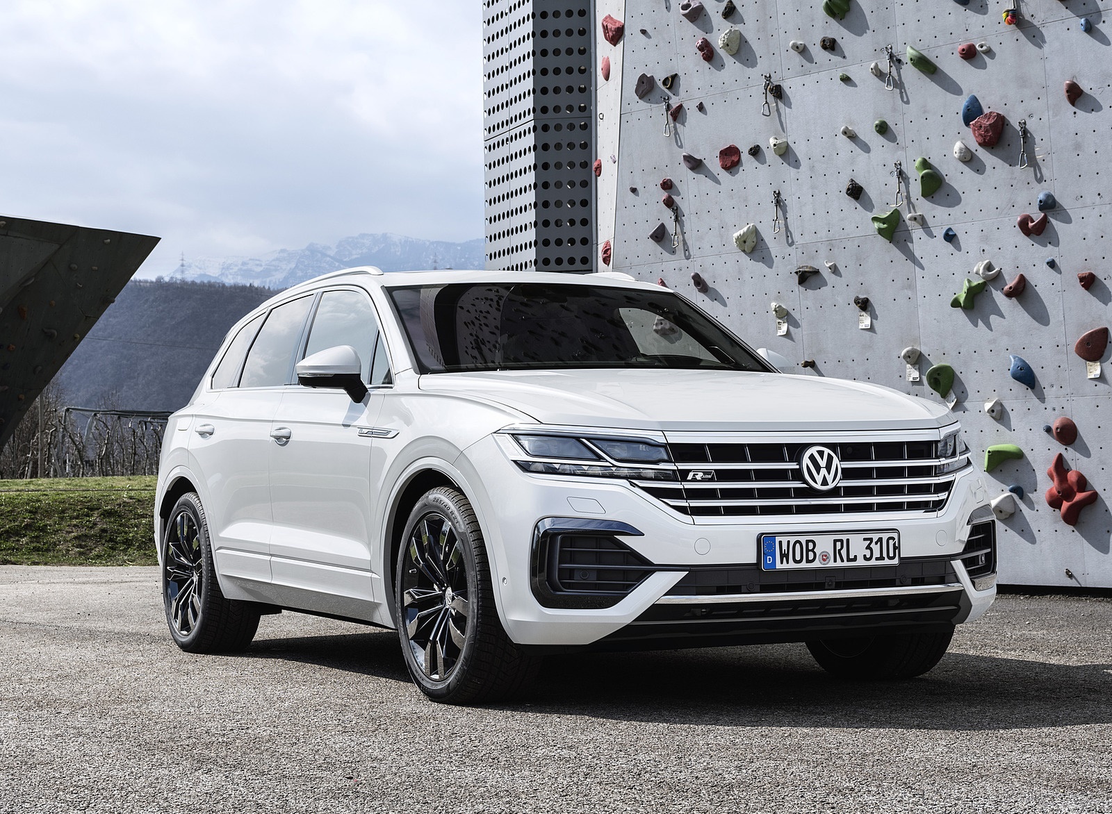 2019 Volkswagen Touareg R-Line Front Three-Quarter Wallpapers #84 of 96
