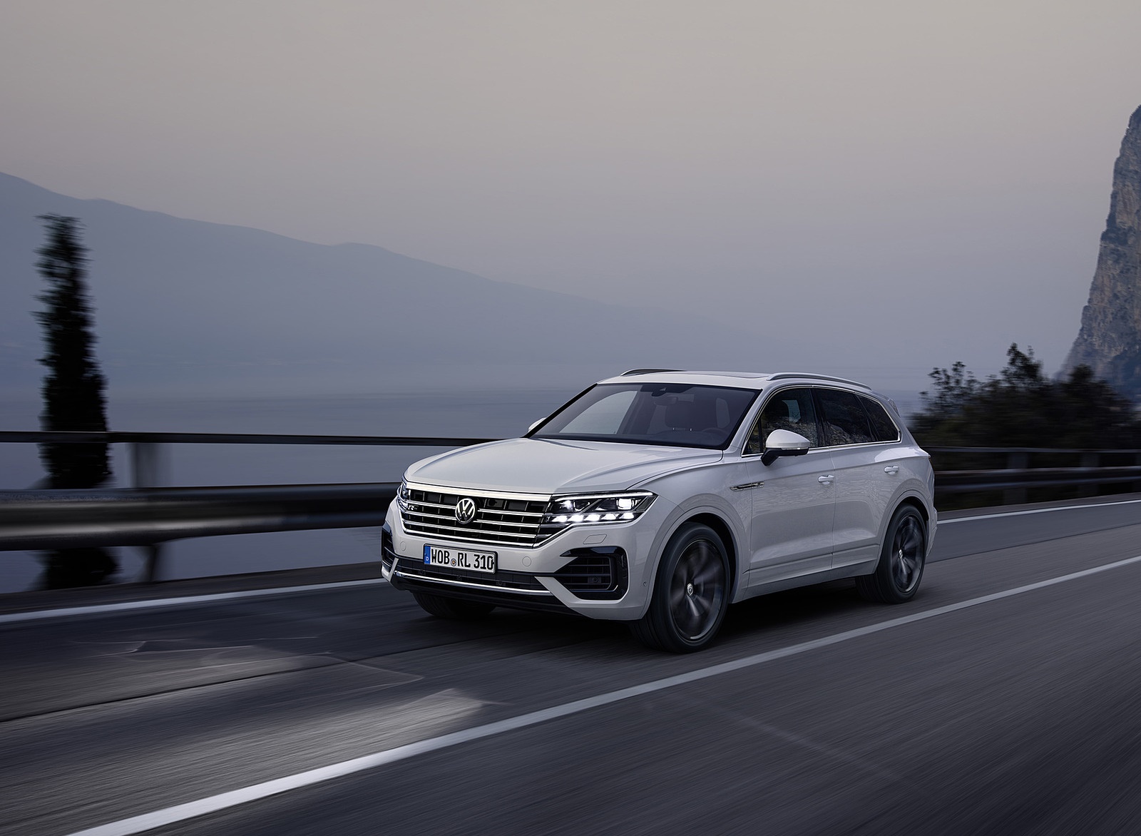 2019 Volkswagen Touareg R-Line Front Three-Quarter Wallpapers #76 of 96