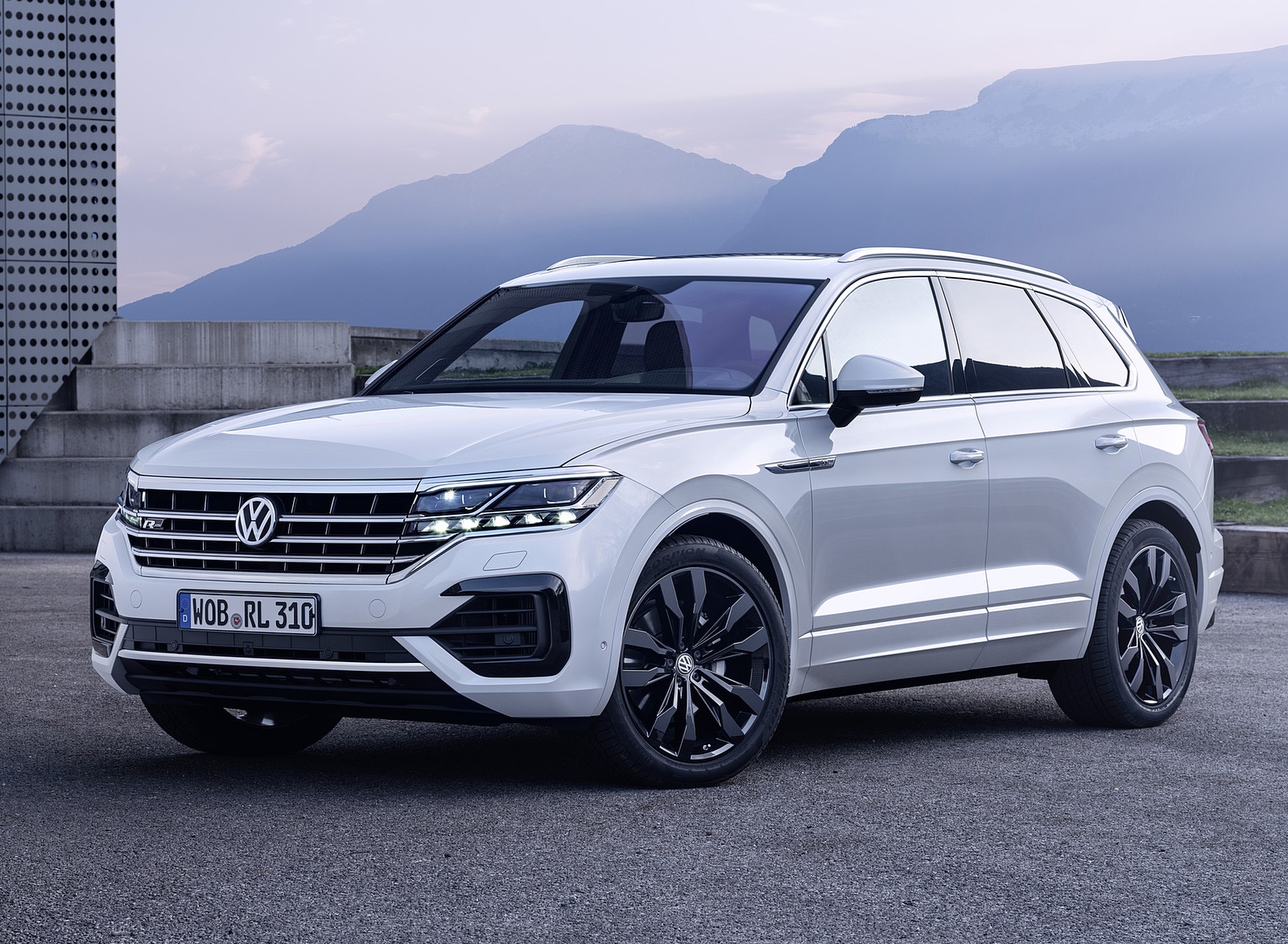 2019 Volkswagen Touareg R-Line Front Three-Quarter Wallpapers #85 of 96