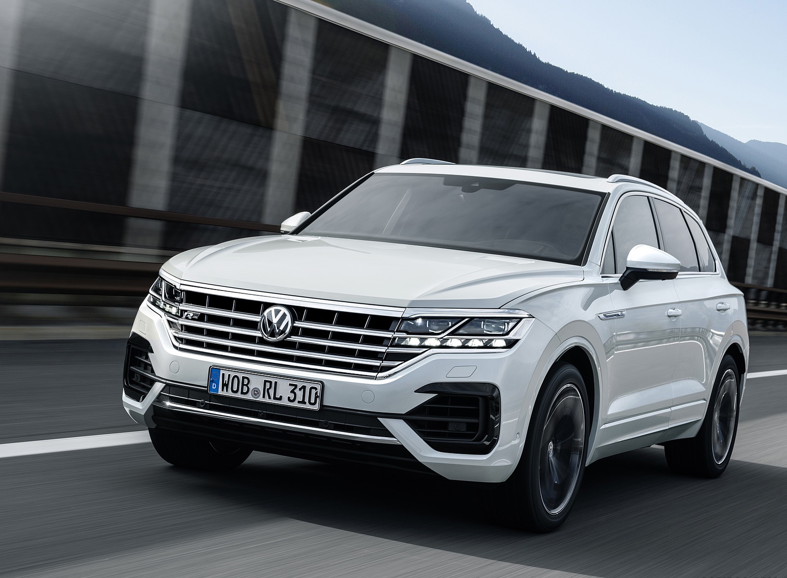 2019 Volkswagen Touareg R-Line Front Three-Quarter Wallpapers #77 of 96