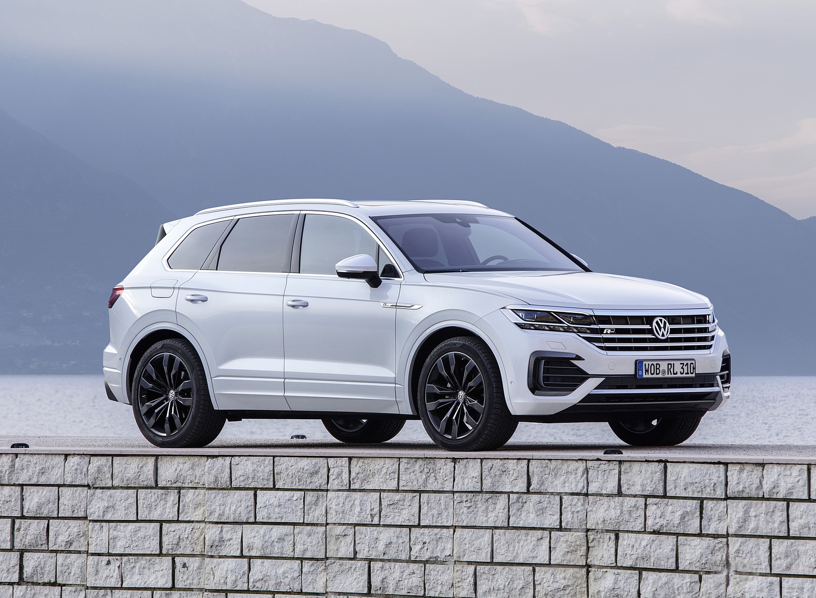 2019 Volkswagen Touareg R-Line Front Three-Quarter Wallpapers #86 of 96