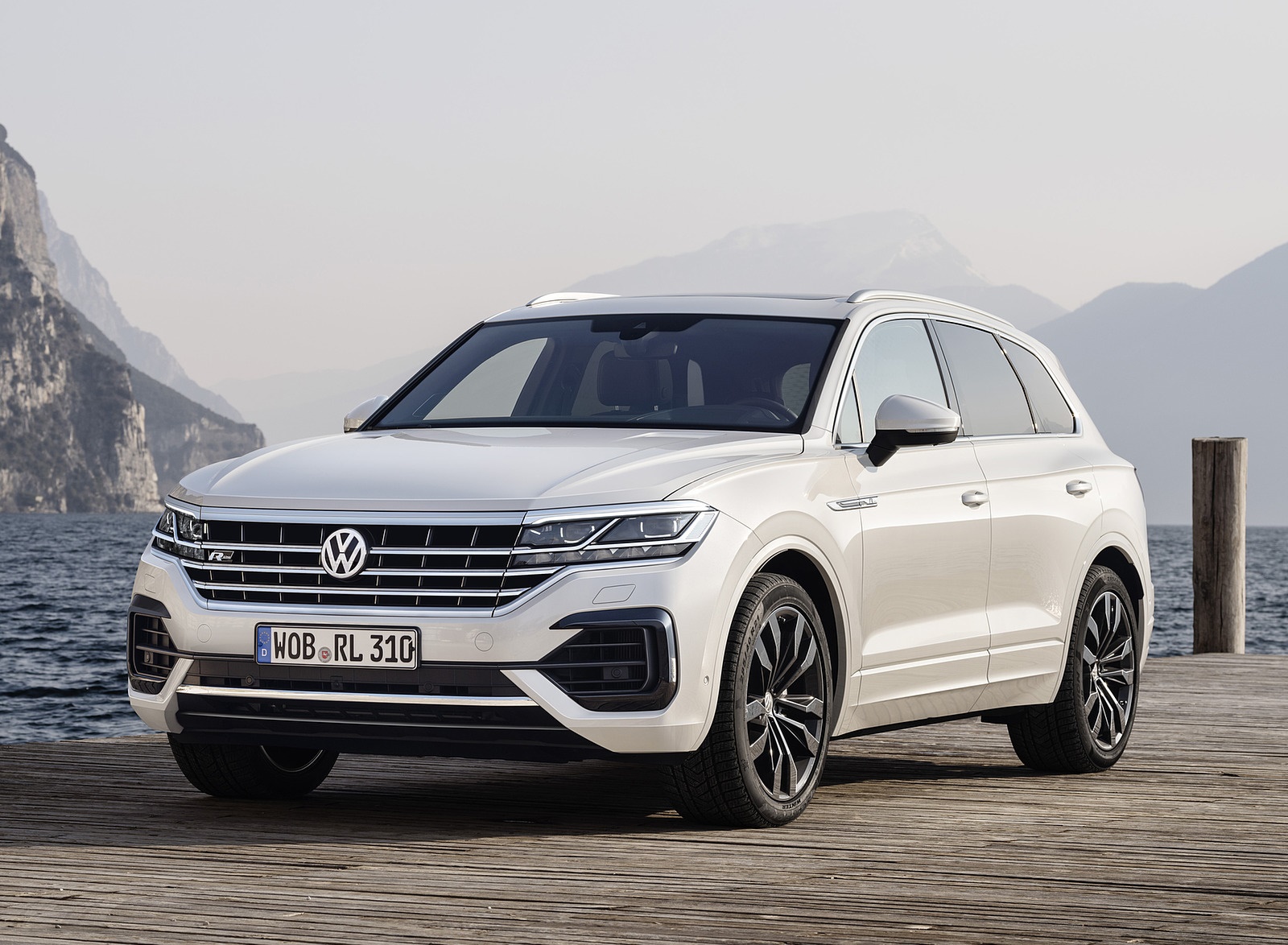 2019 Volkswagen Touareg R-Line Front Three-Quarter Wallpapers #87 of 96
