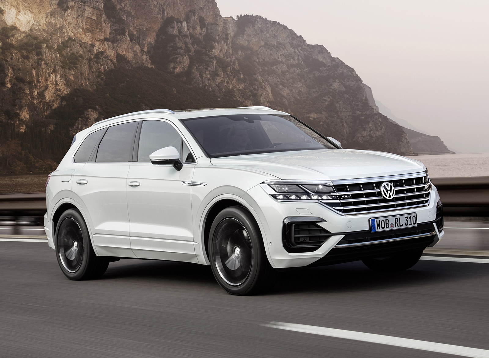 2019 Volkswagen Touareg R-Line Front Three-Quarter Wallpapers #79 of 96