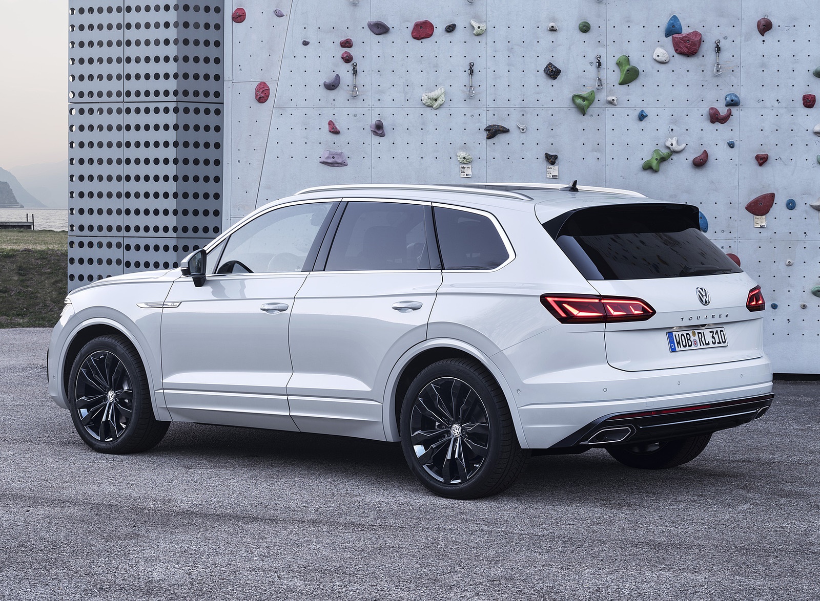 2019 Volkswagen Touareg R-Line Rear Three-Quarter Wallpapers #89 of 96