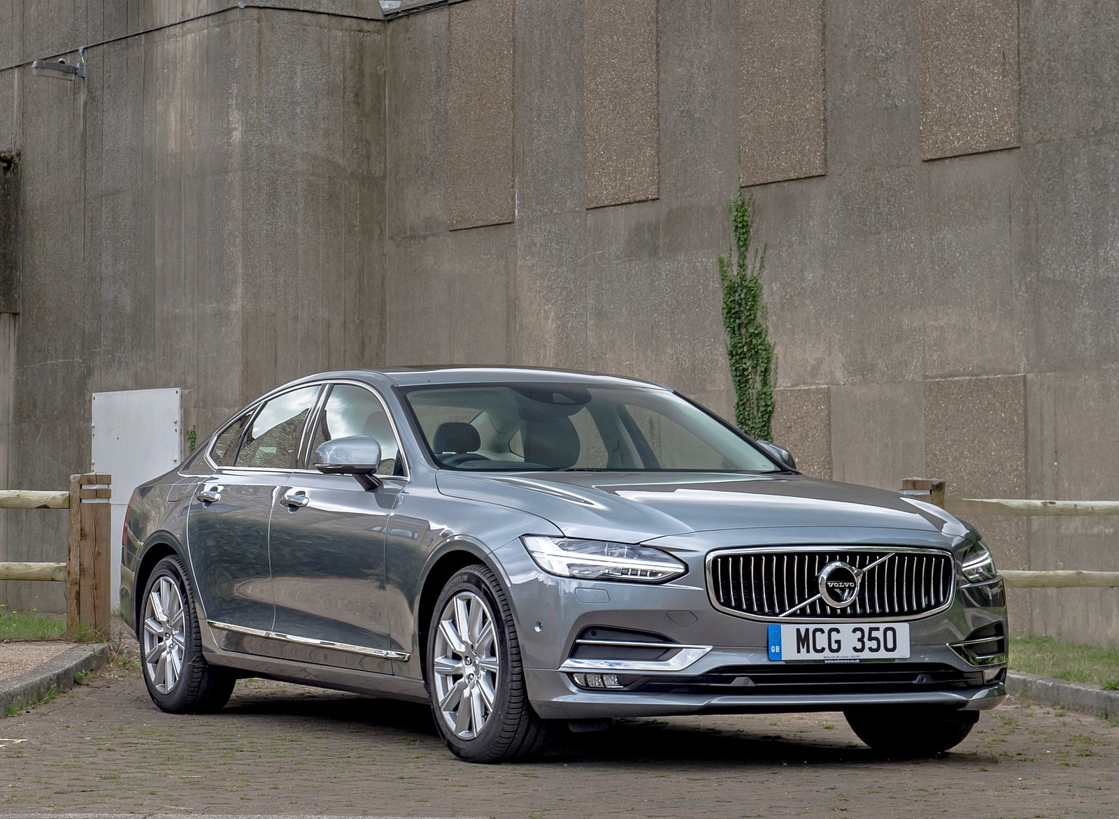 2019 Volvo S90 D4 Front Three-Quarter Wallpapers #22 of 37