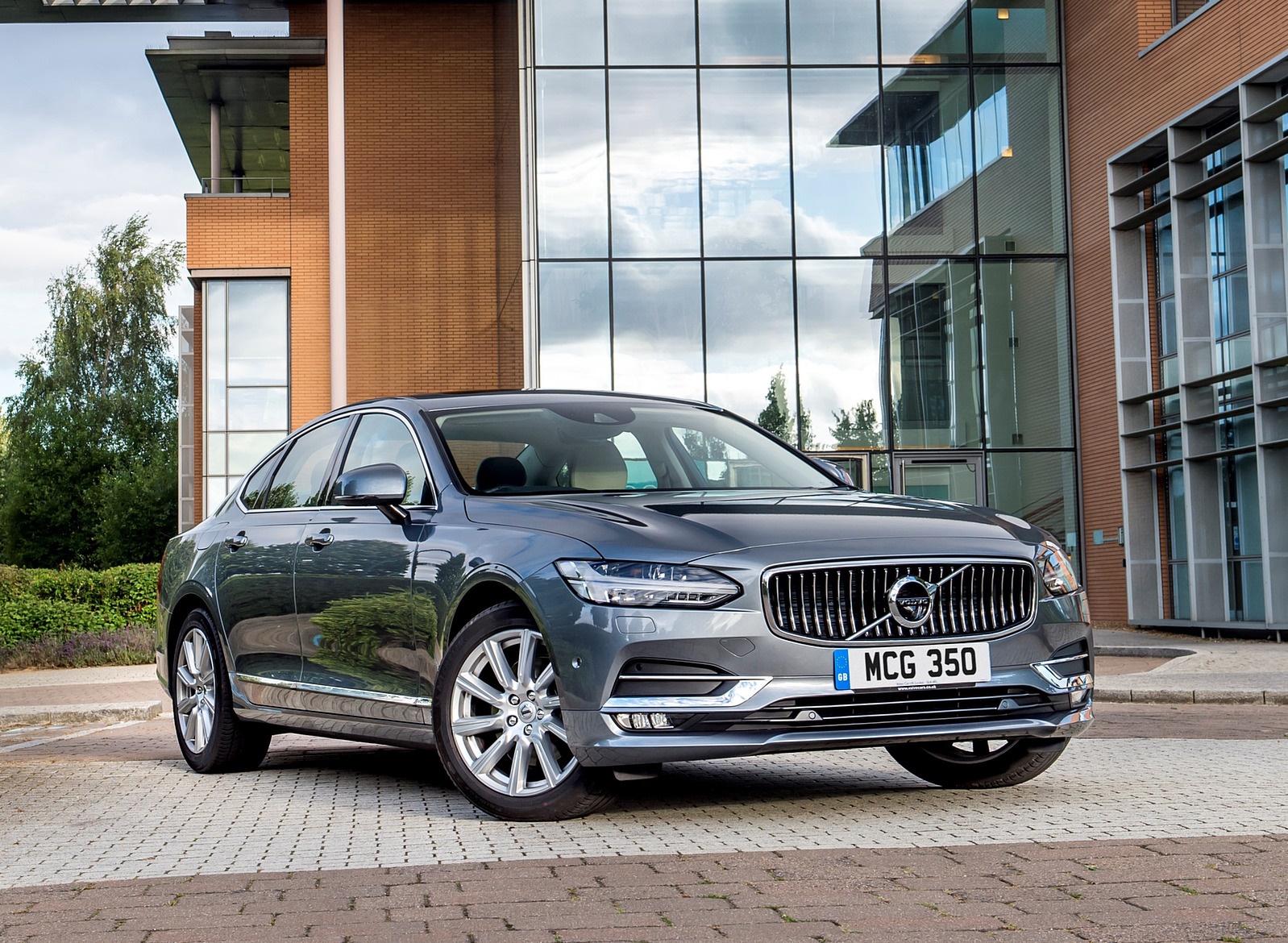 2019 Volvo S90 D4 Front Three-Quarter Wallpapers #23 of 37