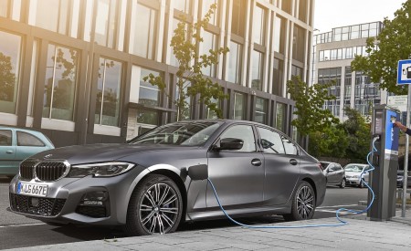 2020 BMW 330e Plug-in Hybrid Charging Wallpapers 450x275 (68)