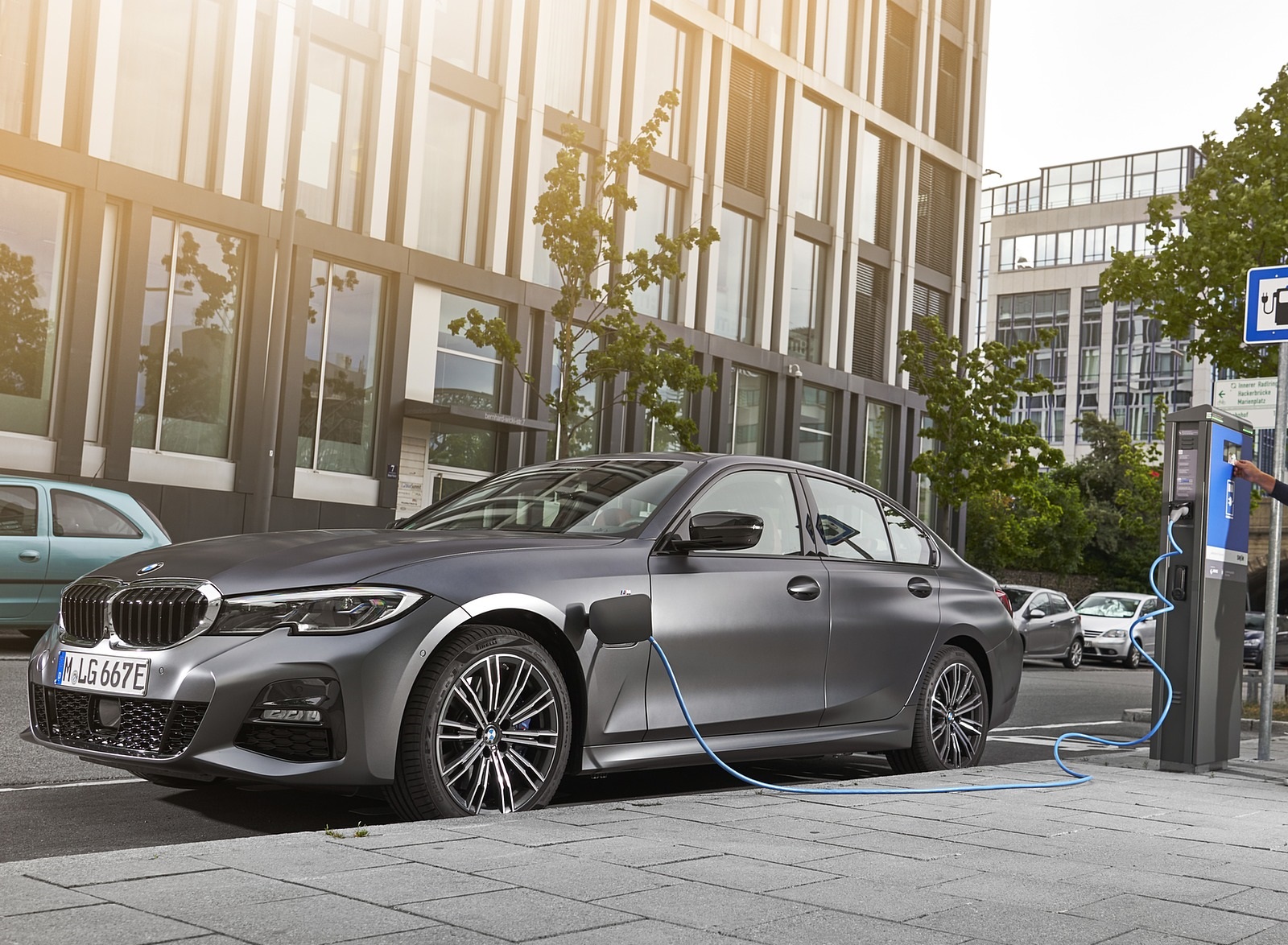 2020 BMW 330e Plug-in Hybrid Charging Wallpapers #68 of 96