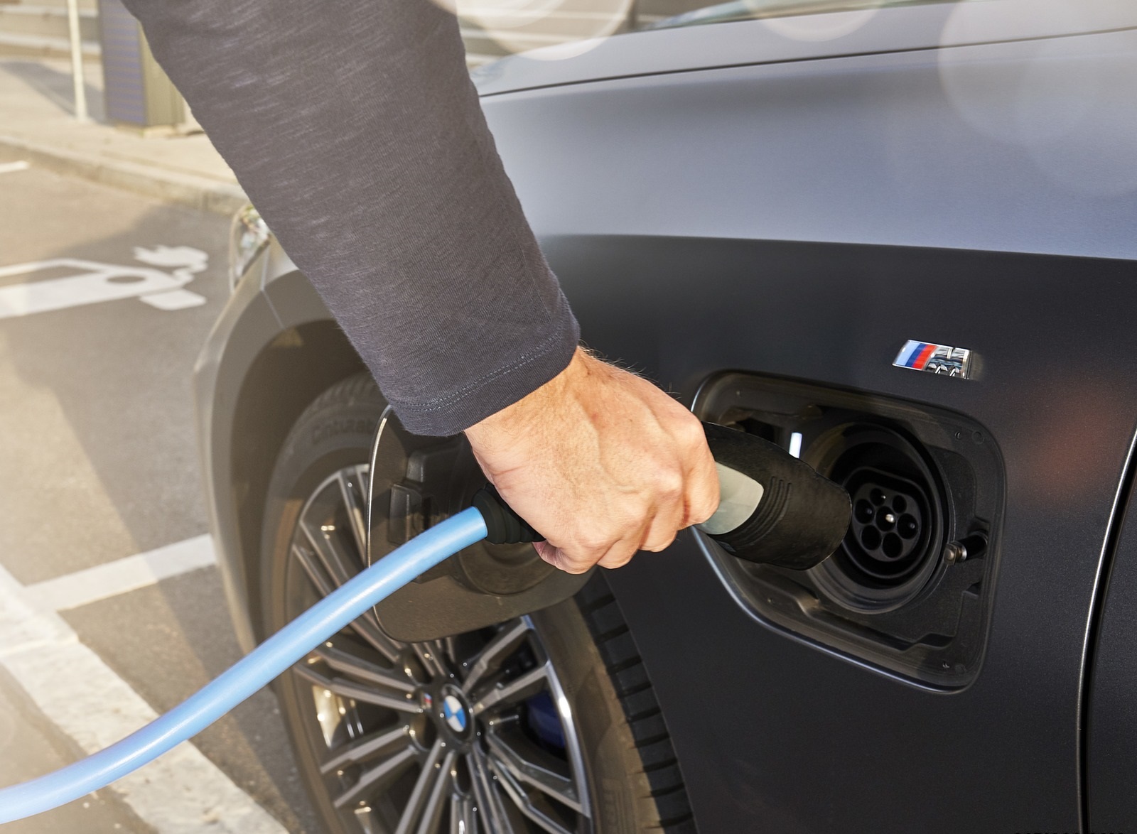 2020 BMW 330e Plug-in Hybrid Charging Wallpapers #61 of 96