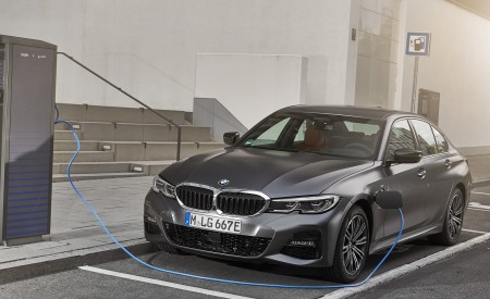 2020 BMW 330e Plug-in Hybrid Charging Wallpapers 450x275 (62)