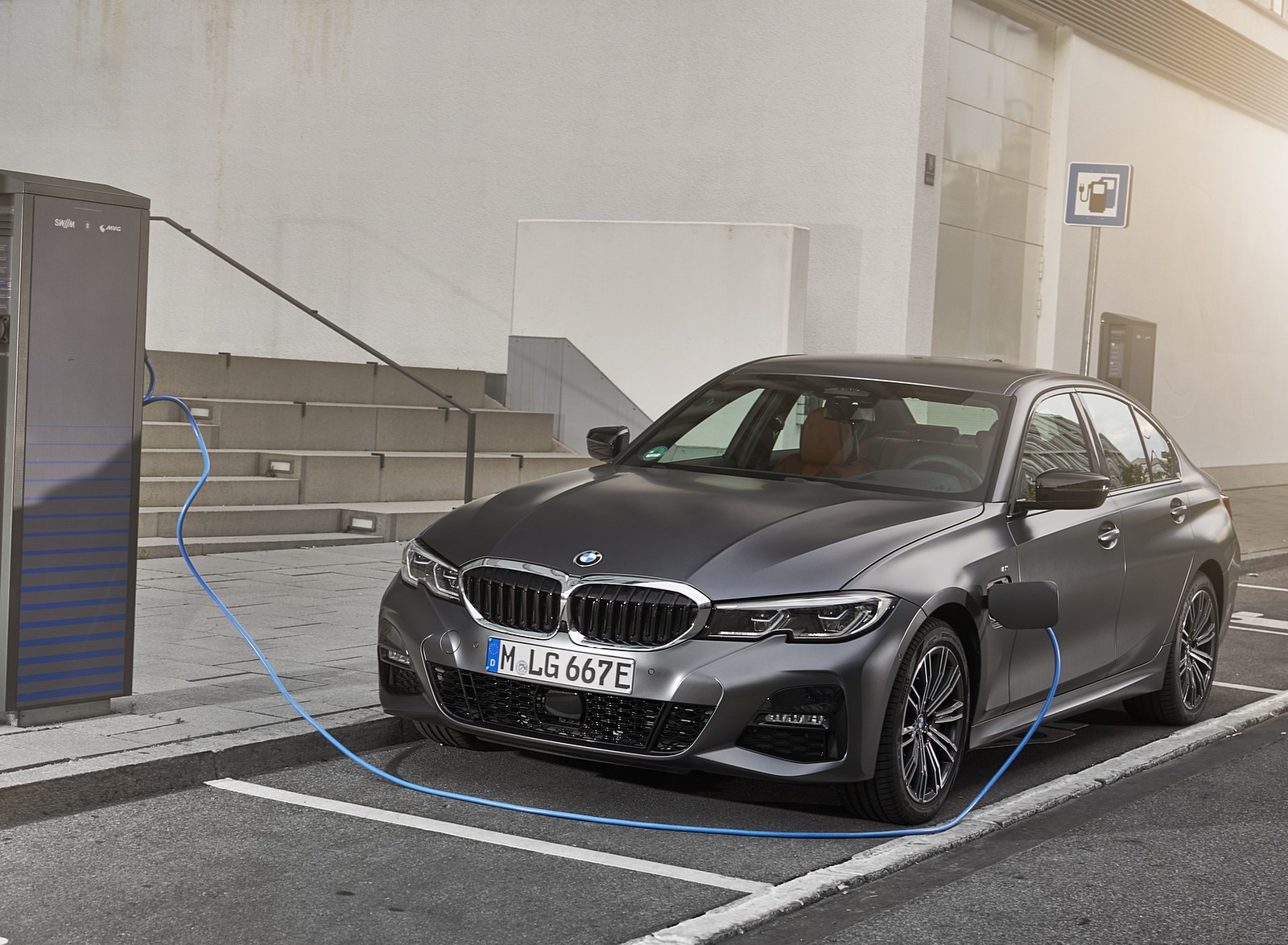 2020 BMW 330e Plug-in Hybrid Charging Wallpapers #62 of 96