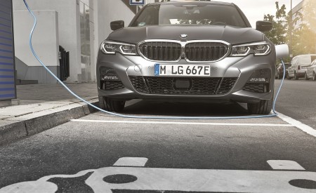2020 BMW 330e Plug-in Hybrid Charging Wallpapers 450x275 (63)