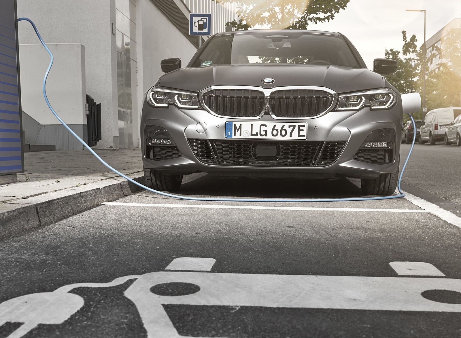 2020 BMW 330e Plug-in Hybrid Charging Wallpapers #63 of 96