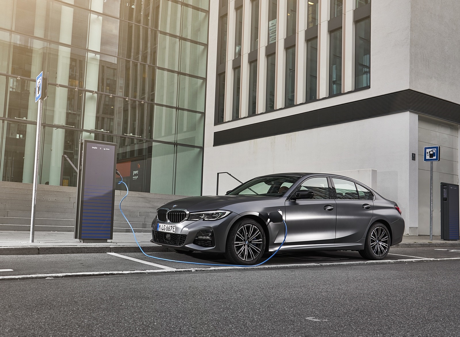 2020 BMW 330e Plug-in Hybrid Charging Wallpapers #66 of 96