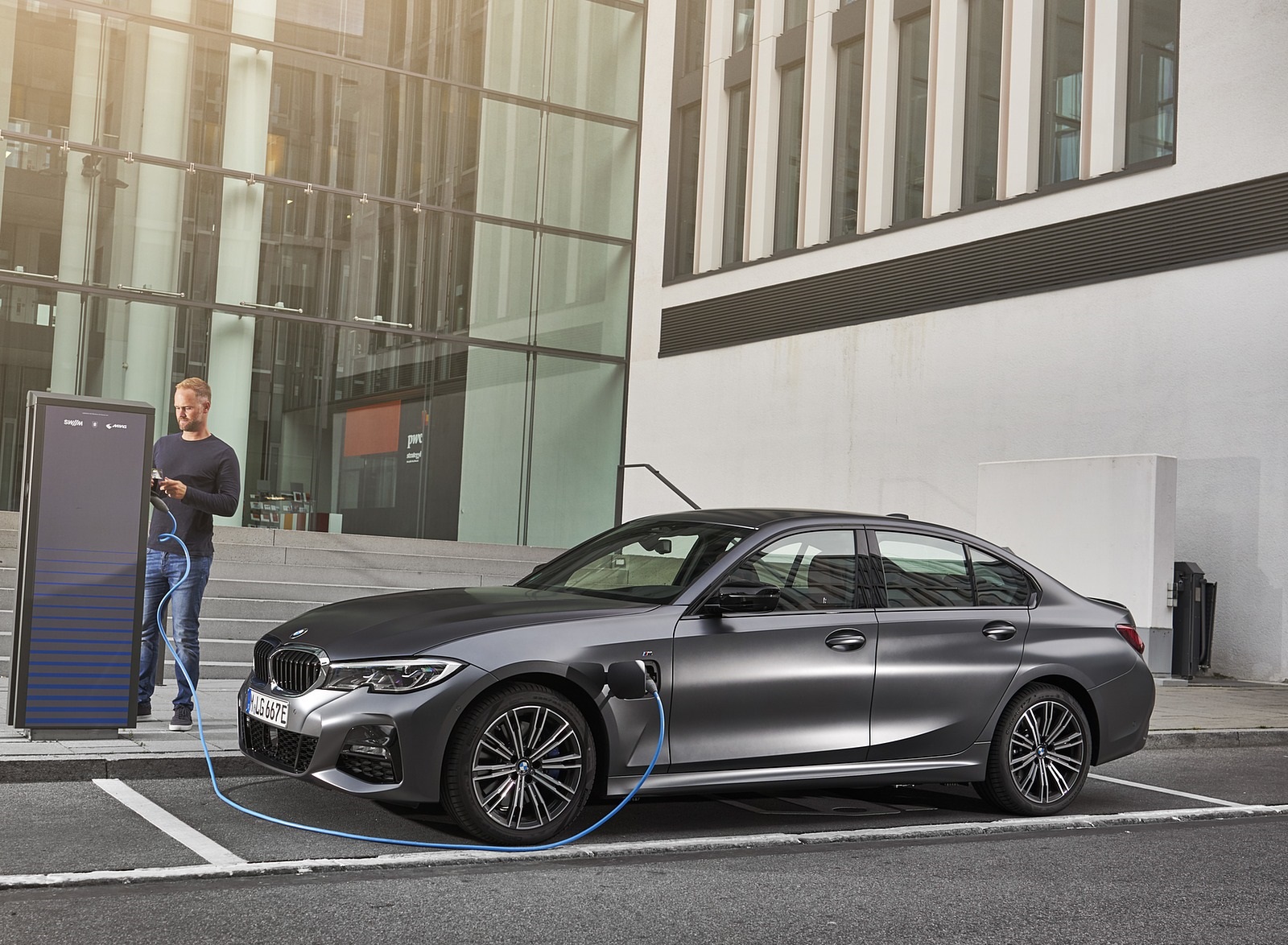 2020 BMW 330e Plug-in Hybrid Charging Wallpapers #67 of 96