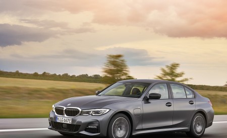 2020 BMW 330e Plug-in Hybrid Front Three-Quarter Wallpapers 450x275 (23)