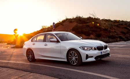 2020 BMW 330e Plug-in Hybrid Front Three-Quarter Wallpapers 450x275 (88)