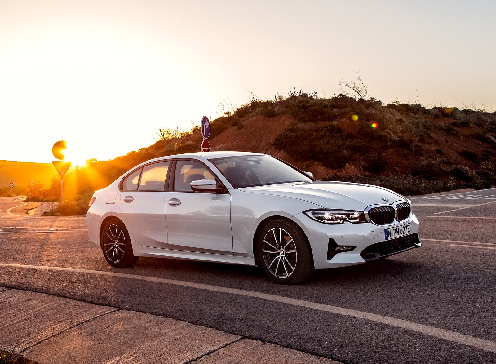 2020 BMW 330e Plug-in Hybrid Front Three-Quarter Wallpapers #88 of 96
