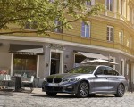 2020 BMW 330e Plug-in Hybrid Front Three-Quarter Wallpapers 150x120