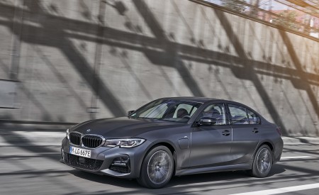 2020 BMW 330e Plug-in Hybrid Front Three-Quarter Wallpapers 450x275 (27)
