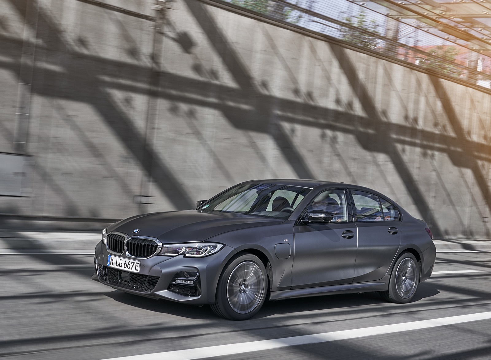 2020 BMW 330e Plug-in Hybrid Front Three-Quarter Wallpapers #27 of 96