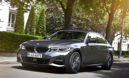 2020 BMW 330e Plug-in Hybrid Front Three-Quarter Wallpapers 450x275 (15)