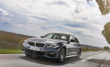 2020 BMW 330e Plug-in Hybrid Front Three-Quarter Wallpapers 450x275 (2)