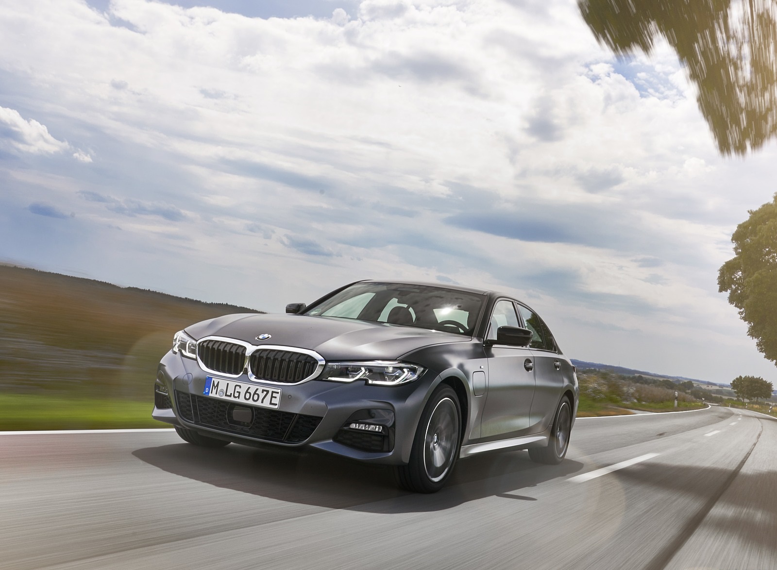 2020 BMW 330e Plug-in Hybrid Front Three-Quarter Wallpapers (2)