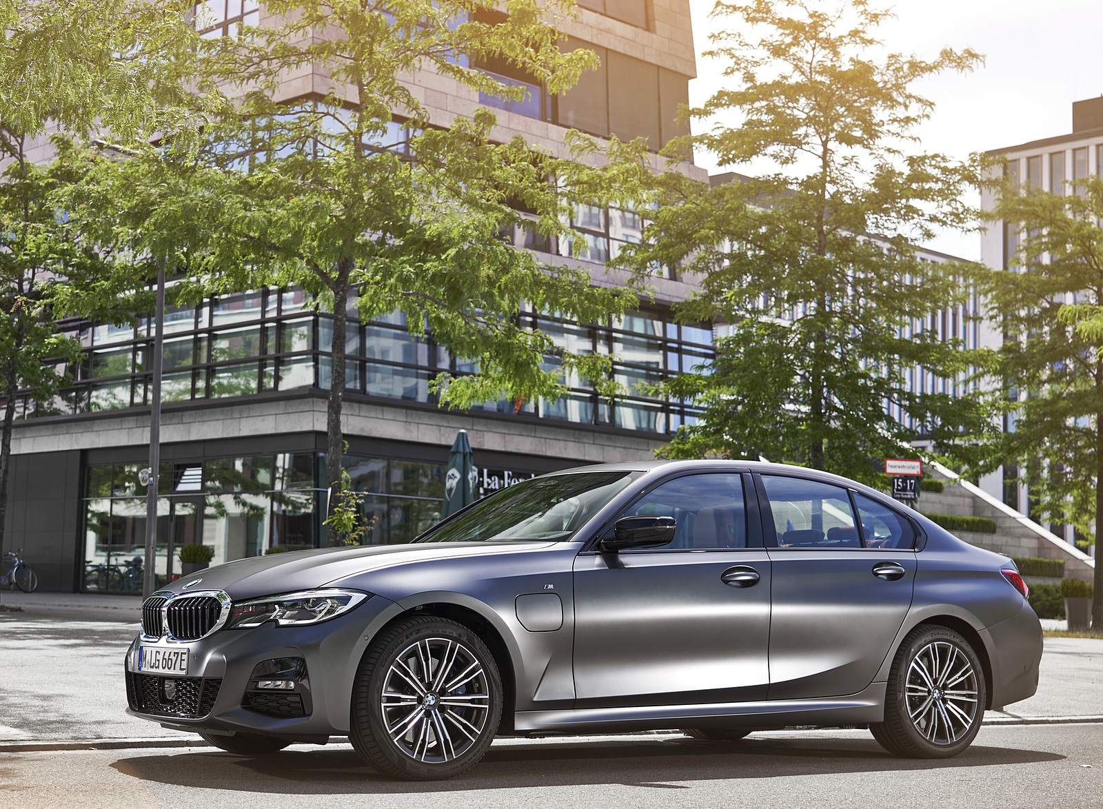 2020 BMW 330e Plug-in Hybrid Front Three-Quarter Wallpapers #40 of 96