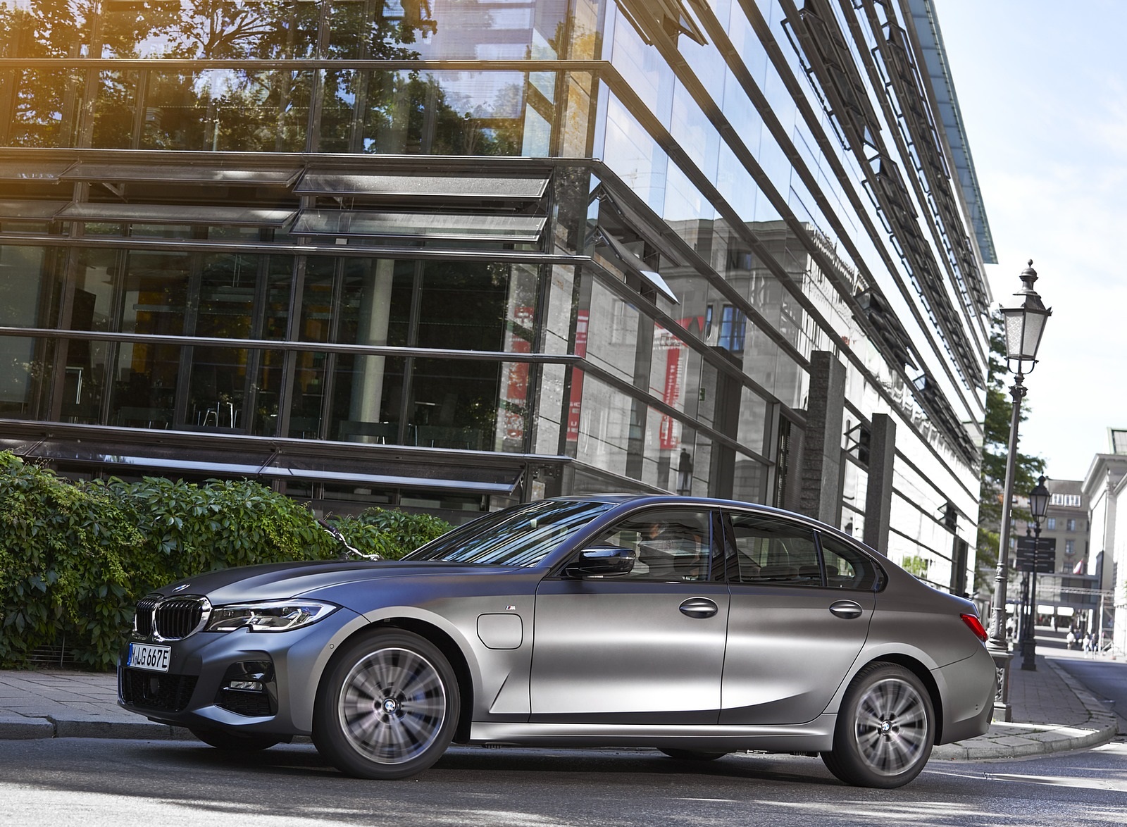 2020 BMW 330e Plug-in Hybrid Front Three-Quarter Wallpapers #28 of 96