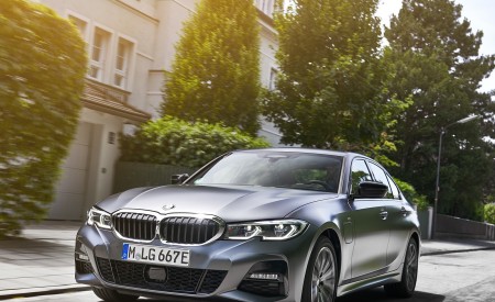 2020 BMW 330e Plug-in Hybrid Front Three-Quarter Wallpapers 450x275 (16)