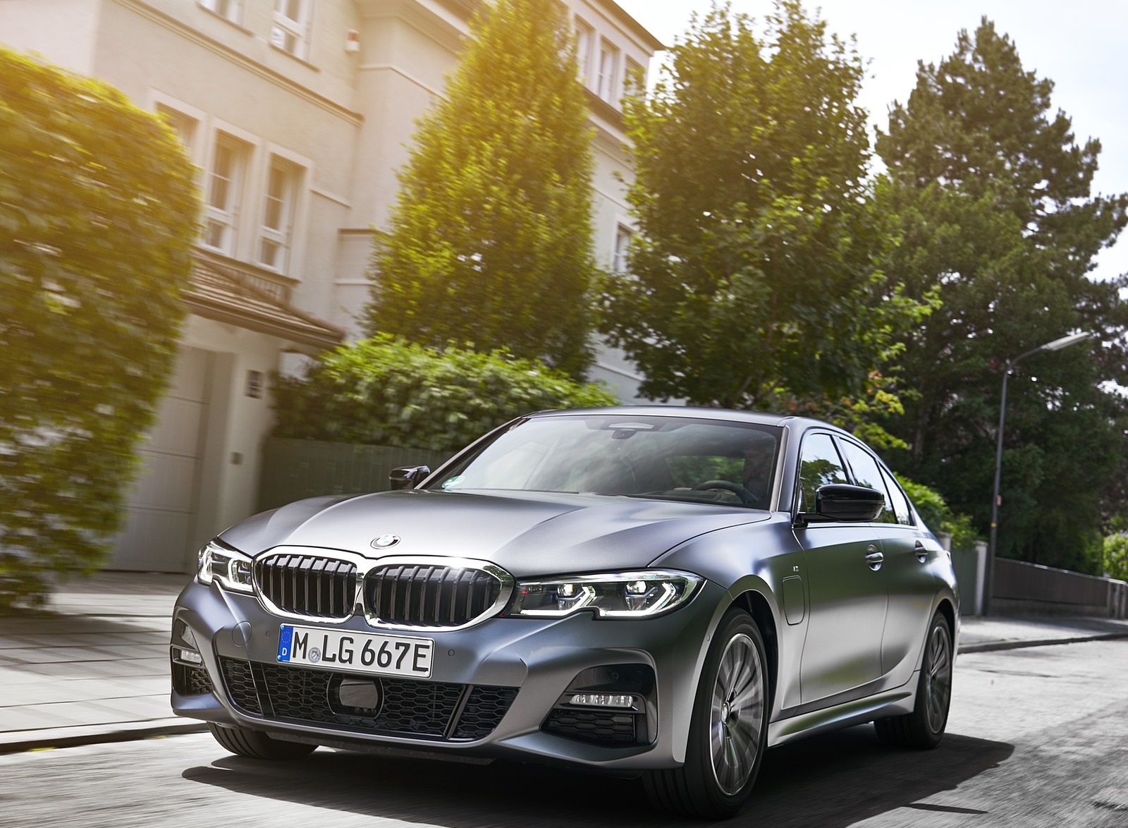 2020 BMW 330e Plug-in Hybrid Front Three-Quarter Wallpapers #16 of 96