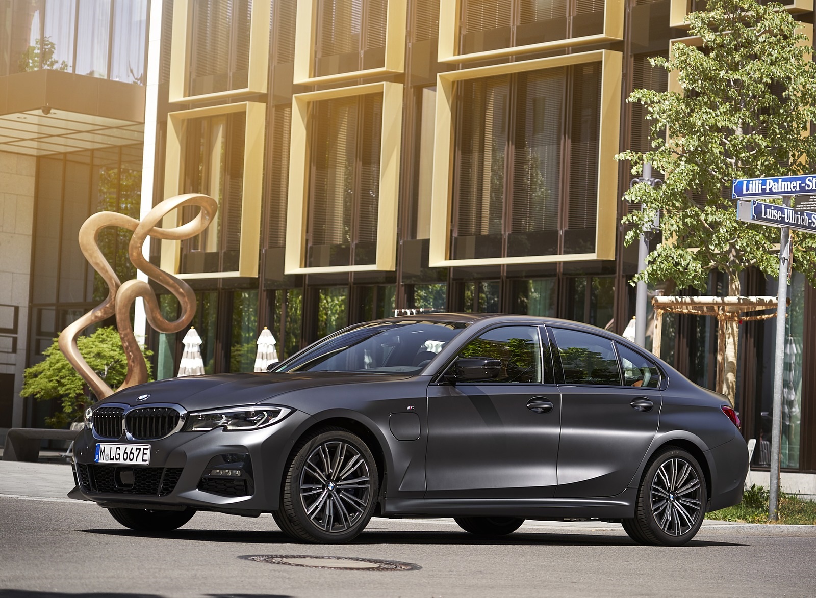 2020 BMW 330e Plug-in Hybrid Front Three-Quarter Wallpapers #41 of 96