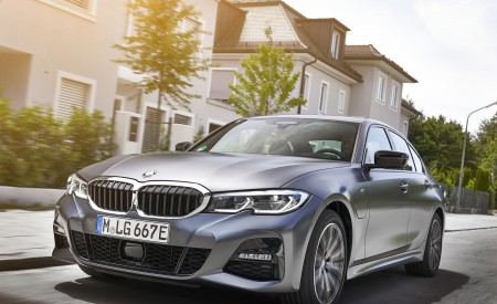 2020 BMW 330e Plug-in Hybrid Front Three-Quarter Wallpapers 450x275 (17)