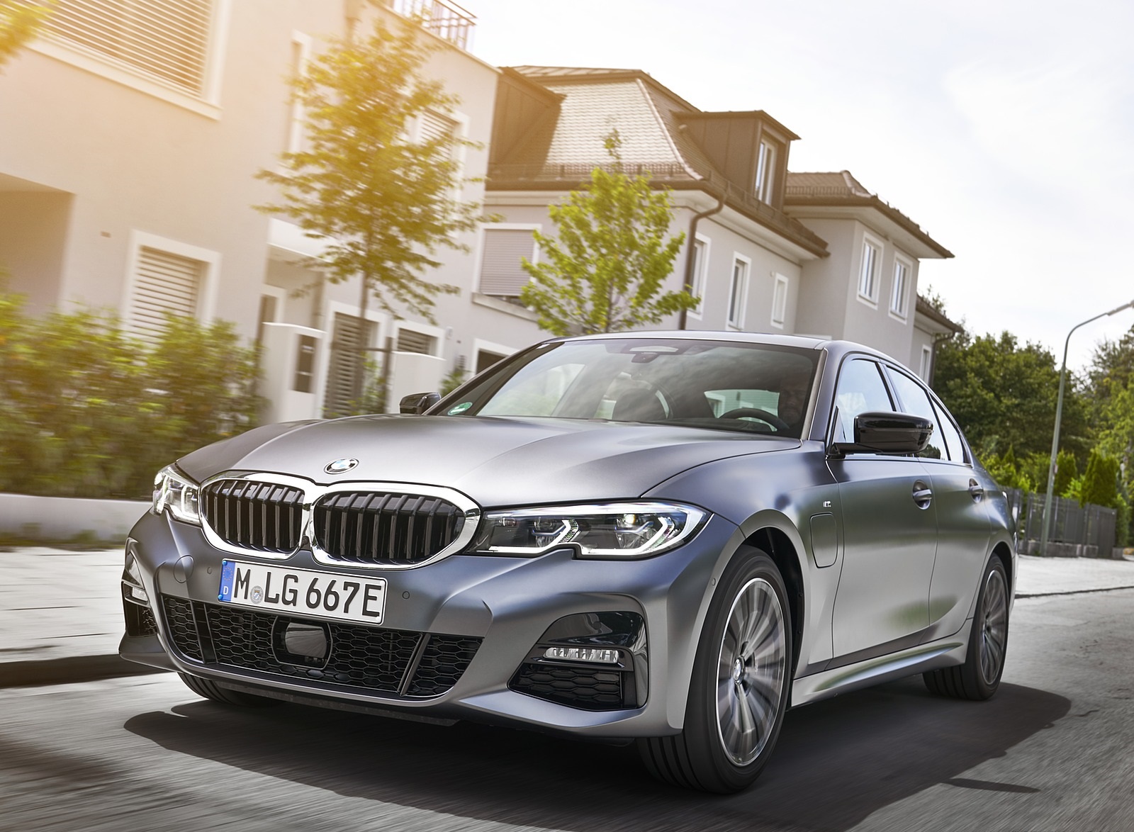 2020 BMW 330e Plug-in Hybrid Front Three-Quarter Wallpapers #17 of 96