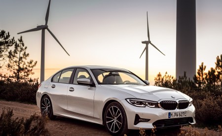 2020 BMW 330e Plug-in Hybrid Front Three-Quarter Wallpapers 450x275 (94)