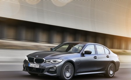 2020 BMW 330e Plug-in Hybrid Front Three-Quarter Wallpapers 450x275 (42)