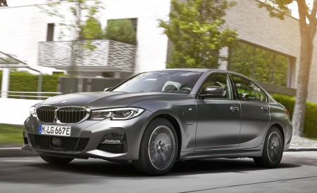 2020 BMW 330e Plug-in Hybrid Front Three-Quarter Wallpapers 450x275 (18)