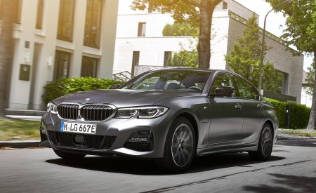 2020 BMW 330e Plug-in Hybrid Front Three-Quarter Wallpapers 450x275 (19)