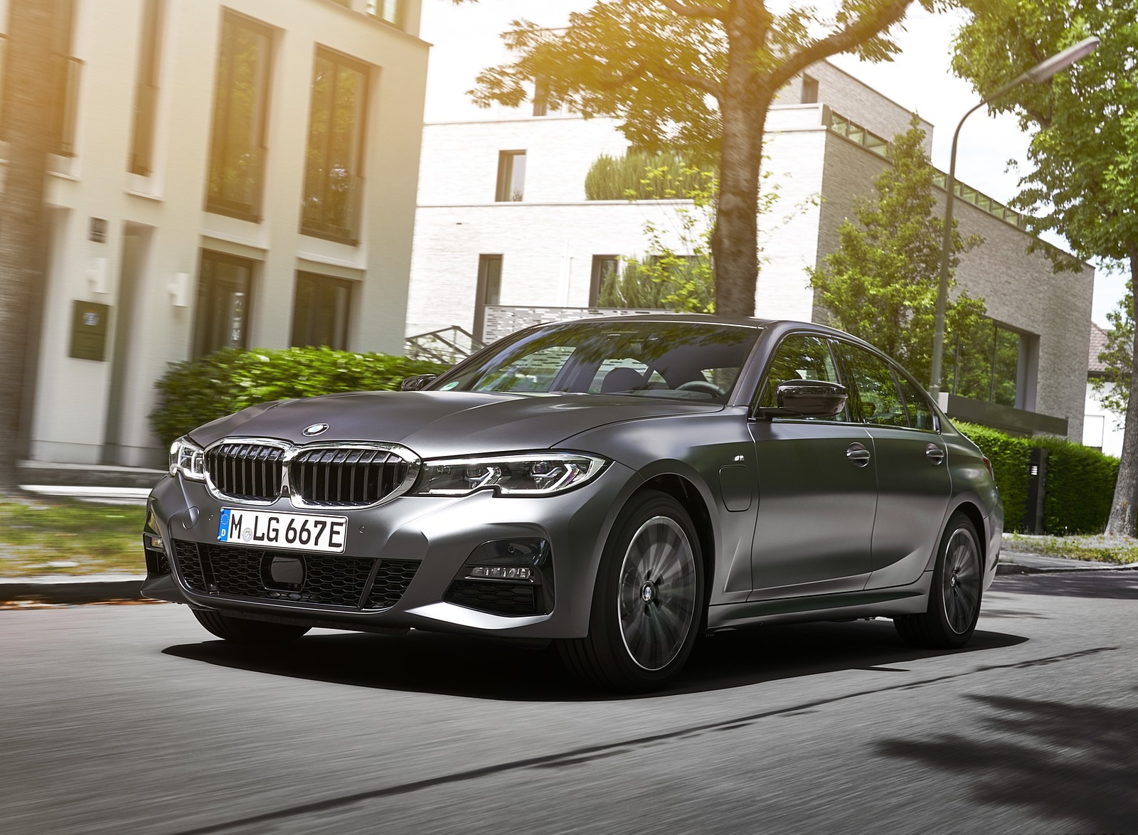 2020 BMW 330e Plug-in Hybrid Front Three-Quarter Wallpapers #19 of 96