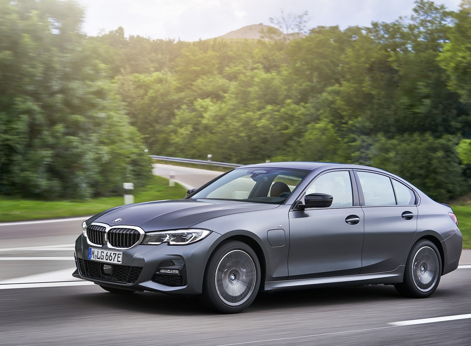 2020 BMW 330e Plug-in Hybrid Front Three-Quarter Wallpapers #22 of 96