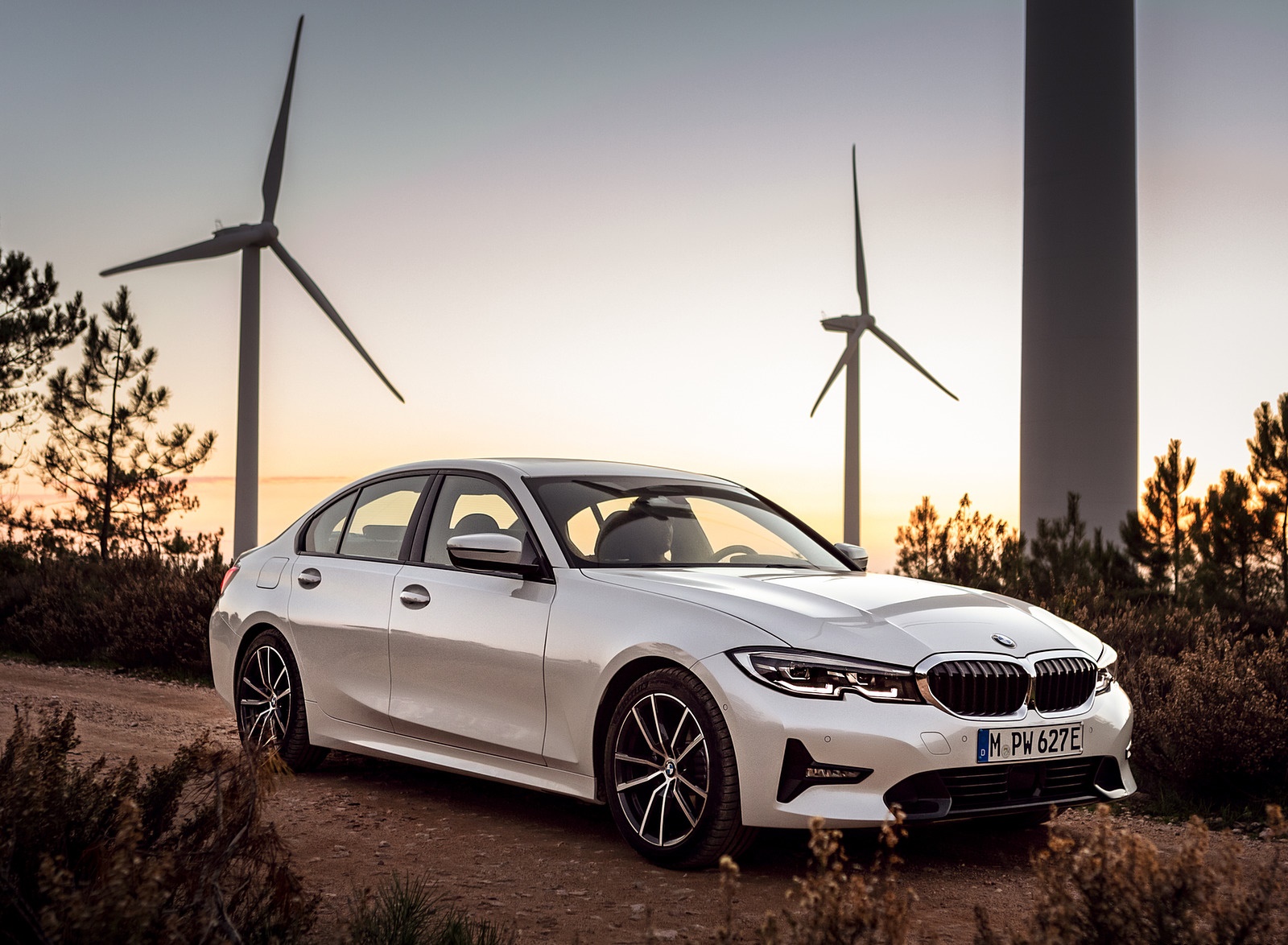 2020 BMW 330e Plug-in Hybrid Front Three-Quarter Wallpapers #94 of 96
