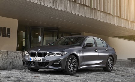 2020 BMW 330e Plug-in Hybrid Front Three-Quarter Wallpapers 450x275 (51)
